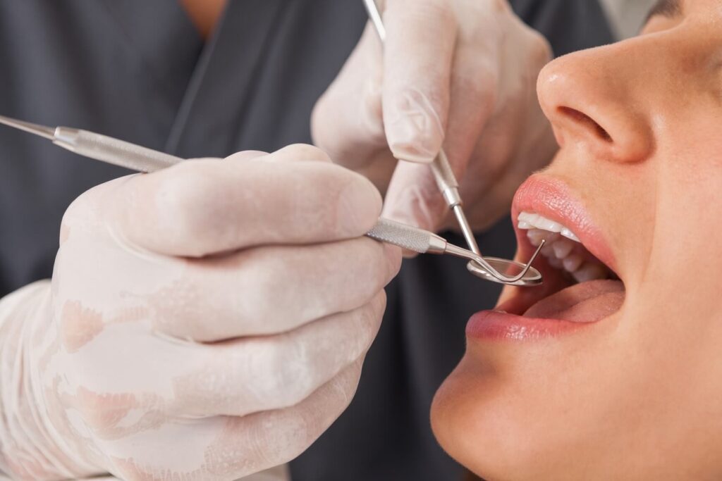 Removing stitches implantology